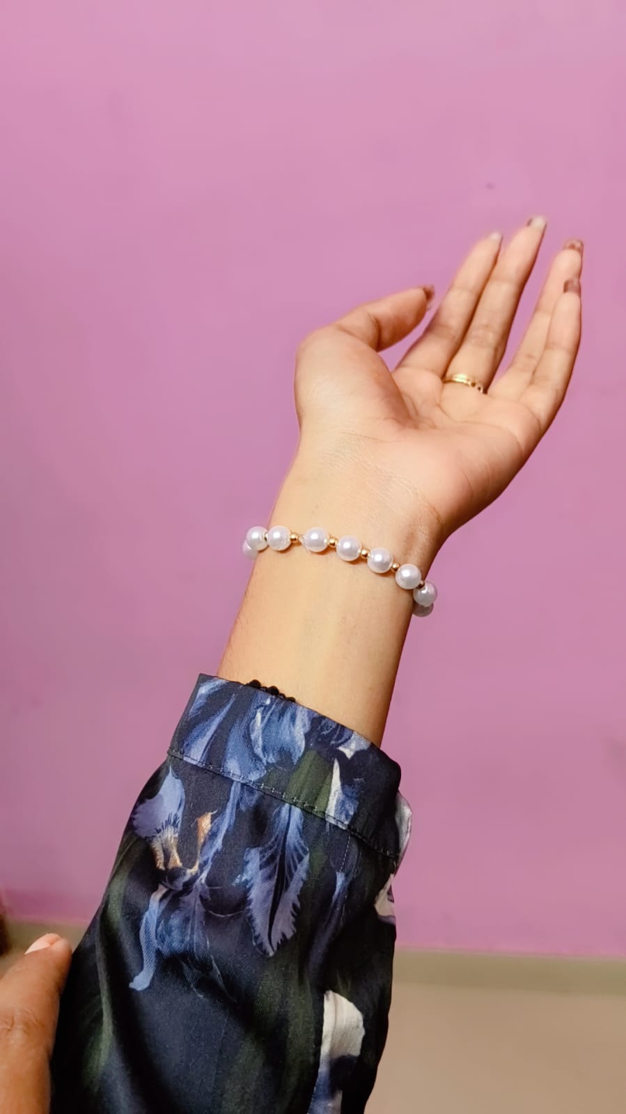 Glitshe white pearl bangle