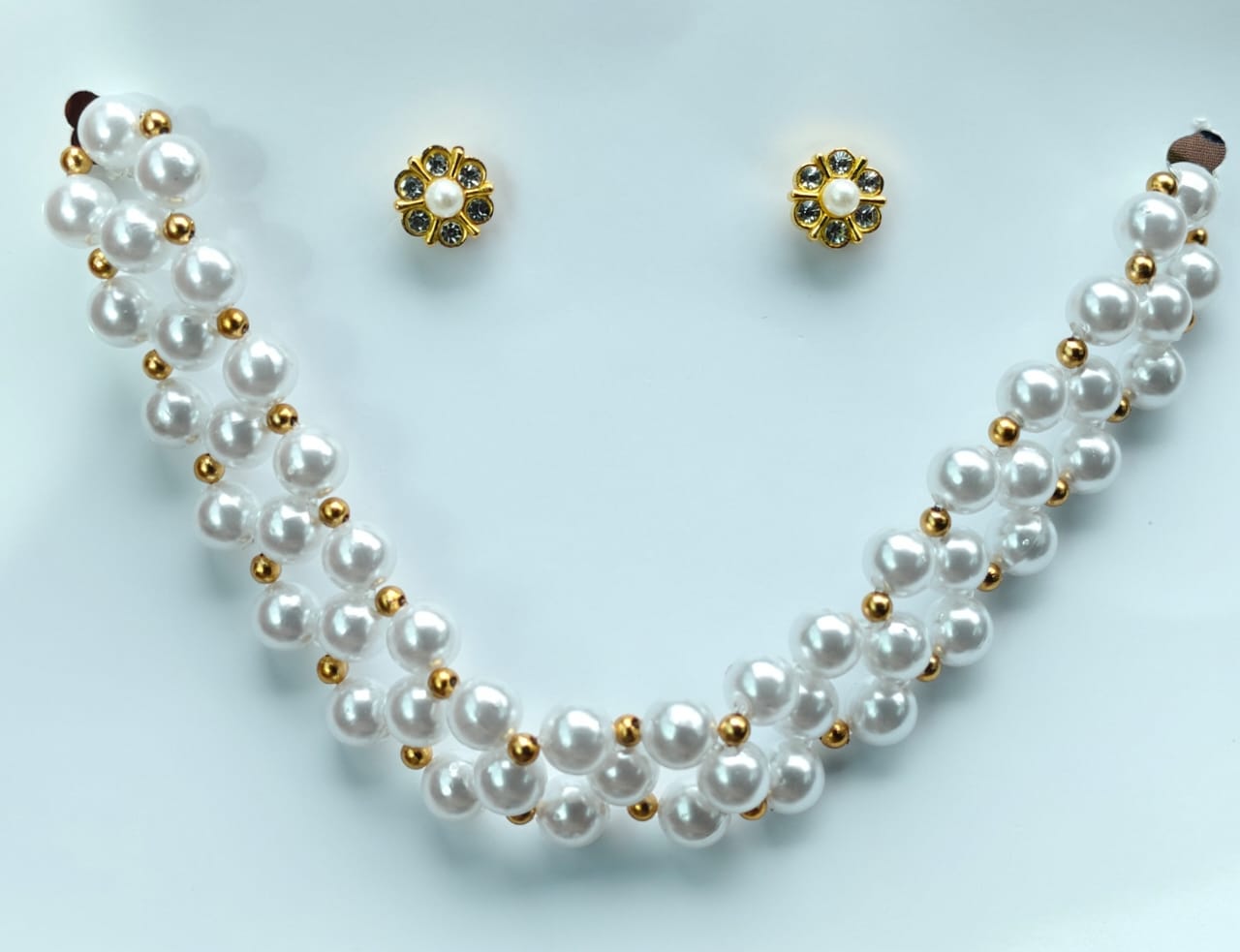Elegant loche pearl chain with earrings.
